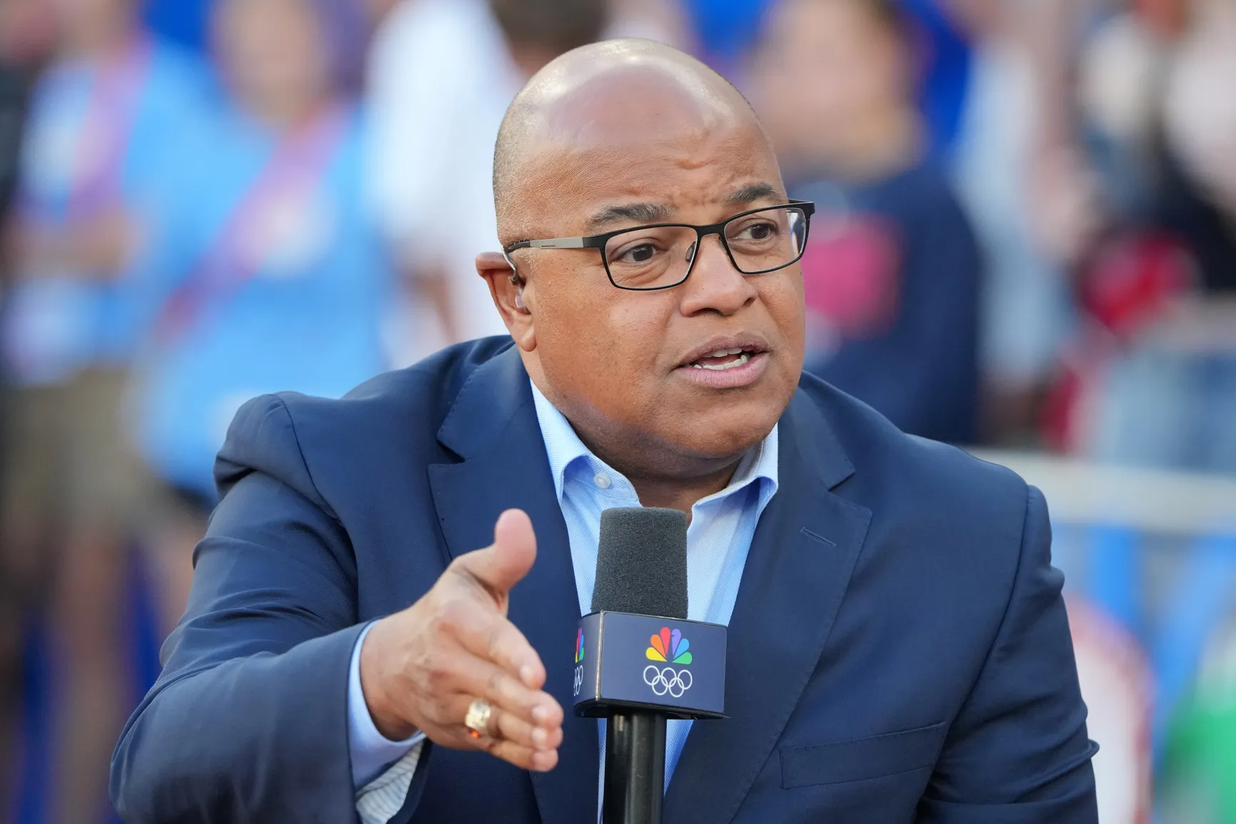 mike tirico height and weight